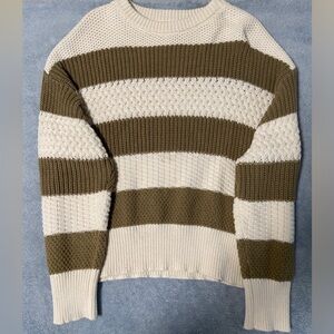 Soft knitted sweater, perfect for fall 🍁